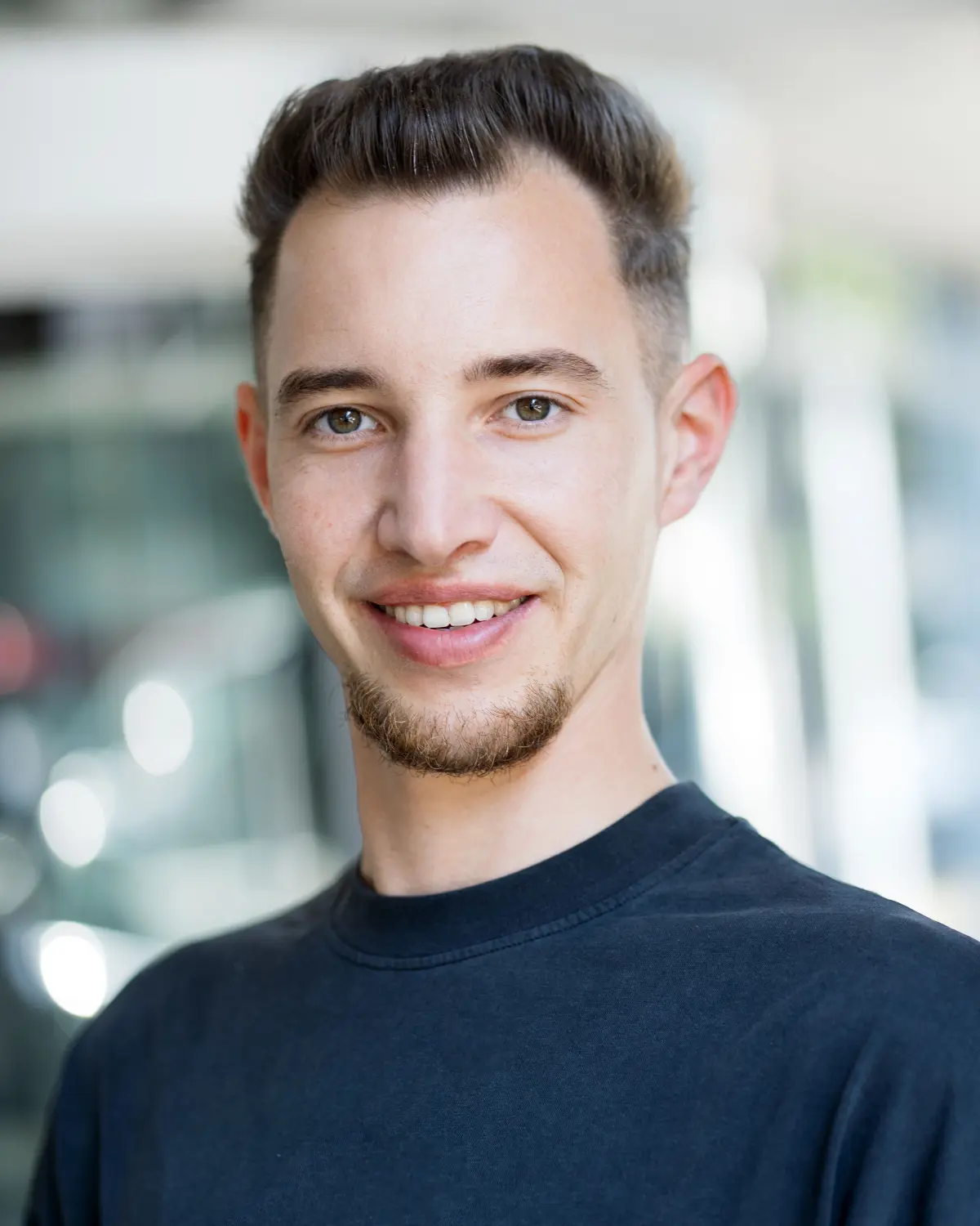 Menschen laufen auf einem Laufband im Fitnessstudio