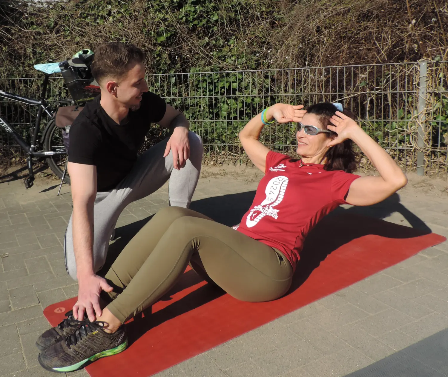 Beim Sport in einem Fitnessstudio, Frau und Mann